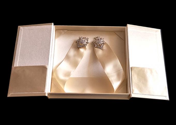 Contenitore a forma di di libro dell'imballaggio del regalo di nozze dorate con il ODM ambientale del nastro