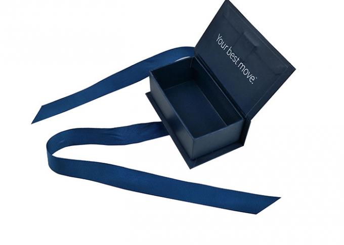 Cima del cappuccio a forma di libro dei contenitori di cartone dei blu navy con la chiusura porpora di Corses