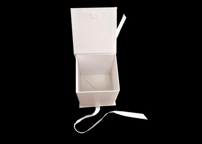 Le scatole pieganti piane del quadrato bianco del cartone con il nastro si aprono/chiusura