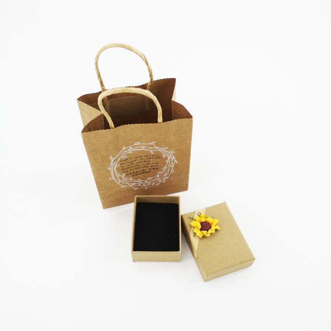 I sacchetti della spesa della carta del mestiere di Brown hanno stampato la superficie opaca della laminazione per l'imballaggio dei gioielli