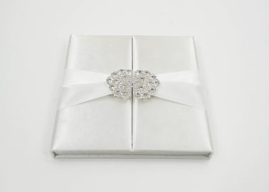 Porcellana Invito di seta bianco elegante di nozze del contenitore di regalo del presente del cartone con l&#039;arco/fermaglio fabbrica