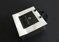 I sacchi di carta stampati regalo della maniglia del nastro portano il giallo bianco dell'interno del nero impermeabile al grasso fornitore