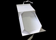 Contenitore di regalo di carta piegante bianco su misura logo del nastro per l'imballaggio dei vestiti fornitore