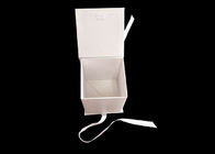 Le scatole pieganti piane del quadrato bianco del cartone con il nastro si aprono/chiusura fornitore
