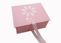 Cosmetico rosa del cartone che imballa la chiusura pieghevole del nastro dei contenitori di regalo per cura di pelle fornitore