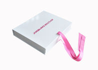 Scatola d'imballaggio piegante del sottopiede lucido bianco dei contenitori di regalo della chiusura del nastro per le donne fornitore