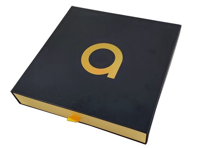 Logo impresso oro scorrevole della stagnola dei contenitori di regalo del cassetto della carta nera per abbigliamento