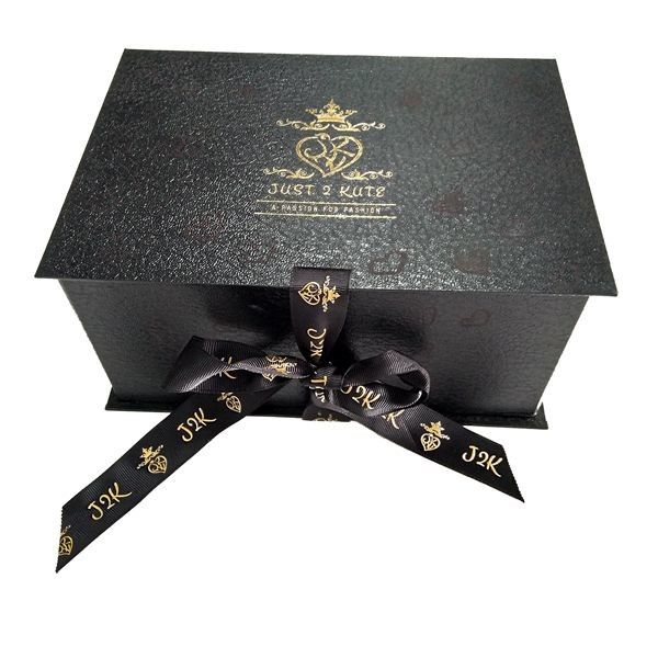 Forma piegante del libro nero dei contenitori di regalo di progettazione decorativa con il bello nastro