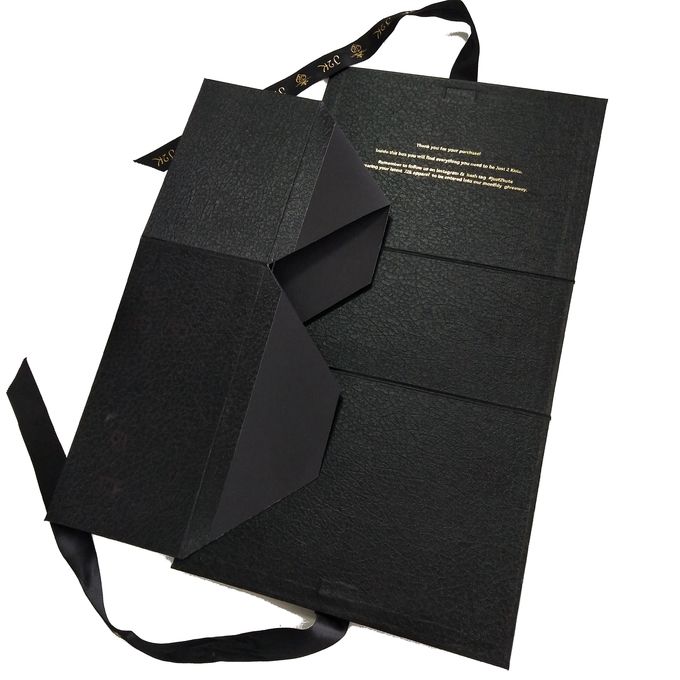 Forma piegante del libro nero dei contenitori di regalo di progettazione decorativa con il bello nastro