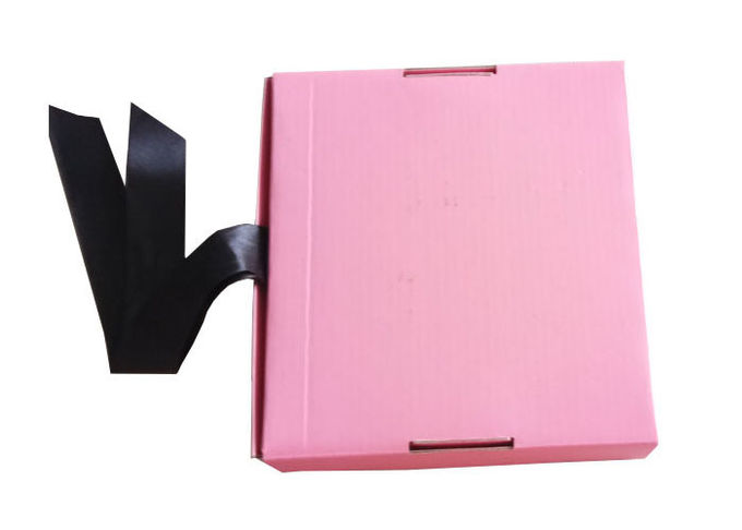 La chiusura rosa del nastro ha ondulato il contenitore di regalo per le ragazze si veste/estensione dei capelli