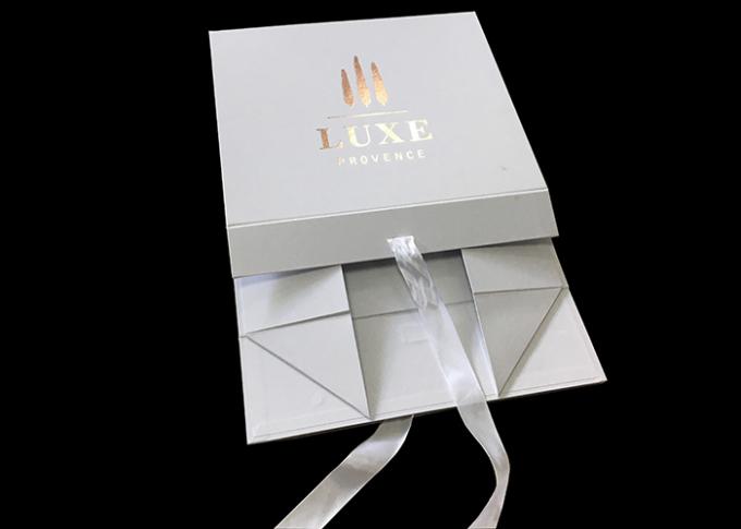 Contenitore di regalo di carta piegante bianco su misura logo del nastro per l'imballaggio dei vestiti