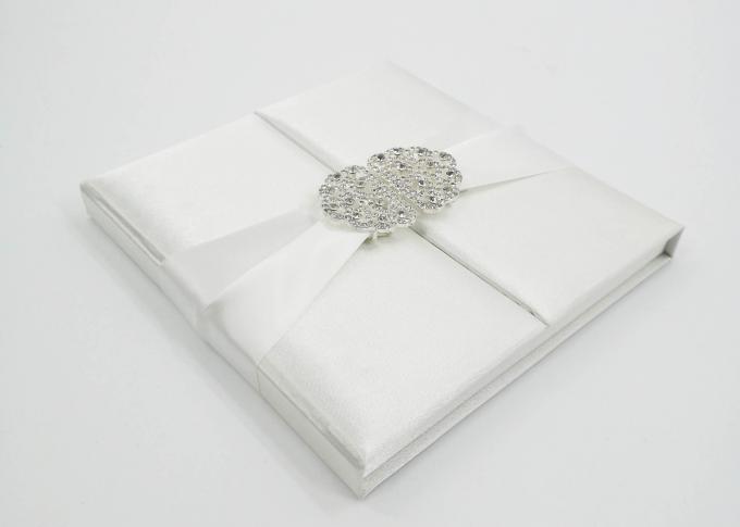 Invito di seta bianco elegante di nozze del contenitore di regalo del presente del cartone con l'arco/fermaglio