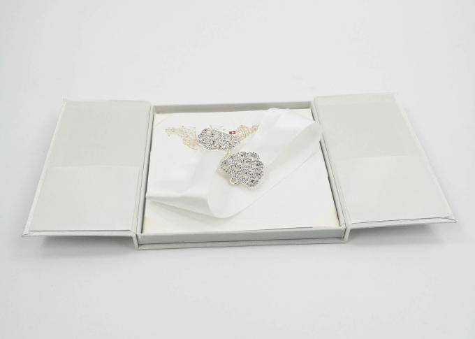 Invito di seta bianco elegante di nozze del contenitore di regalo del presente del cartone con l'arco/fermaglio