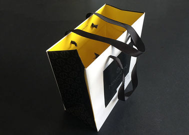 Porcellana I sacchi di carta stampati regalo della maniglia del nastro portano il giallo bianco dell&#039;interno del nero impermeabile al grasso fabbrica