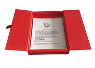 Contenitore a forma di libro rosso superiore di cappuccio, scatola magnetica della falda con nastro adesivo del raso di larghezza di 2cm fornitore
