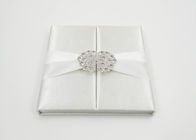 Invito di seta bianco elegante di nozze del contenitore di regalo del presente del cartone con l'arco/fermaglio fornitore