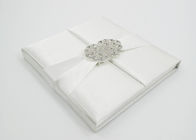 Invito di seta bianco elegante di nozze del contenitore di regalo del presente del cartone con l'arco/fermaglio fornitore